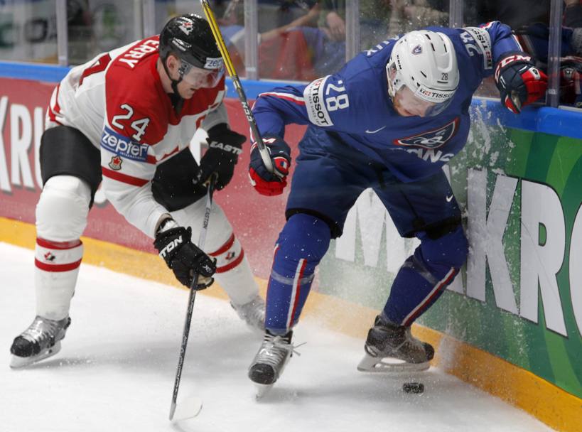 Russia. Una azione durante il campionato mondiale di hockey. (Ap).